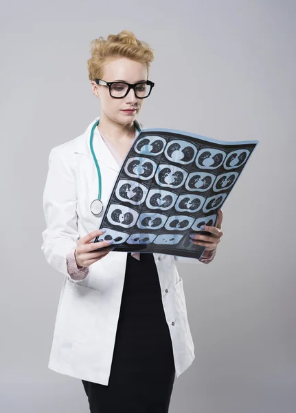 Doctor mirando la imagen de rayos X — Foto de Stock