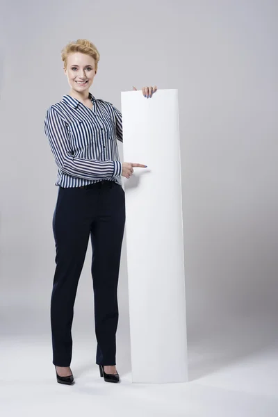 Žena ukazuje na prázdné cedulky — Stock fotografie