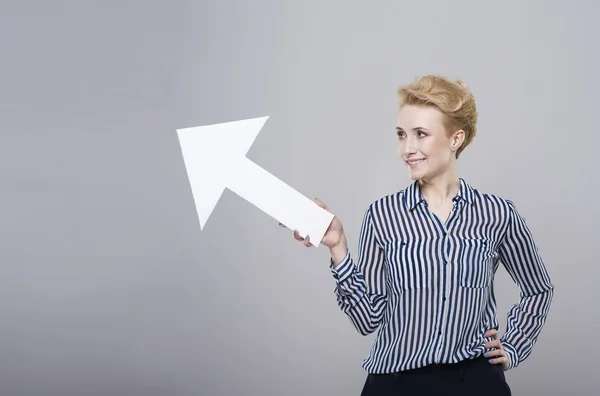 Woman wijzend door pijl — Stockfoto