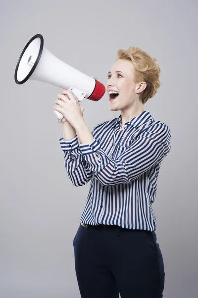 Donna d'affari utilizzando megafono — Foto Stock