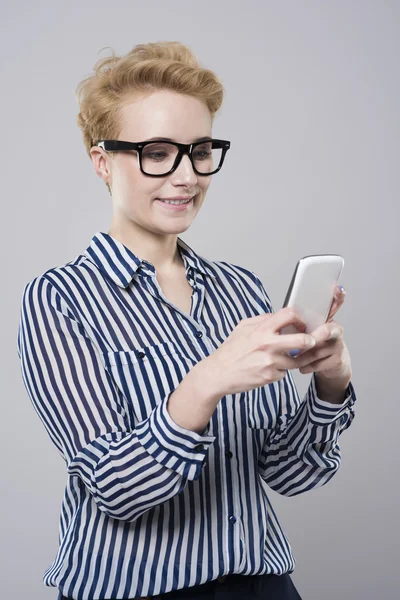 Femme utilisant un téléphone portable — Photo