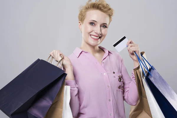 Kvinna som håller i shoppingväskor — Stockfoto