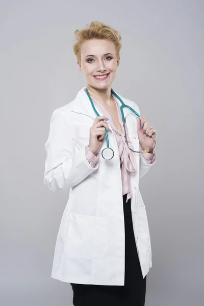 Doctor smiling and looking at camera — Stock Photo, Image