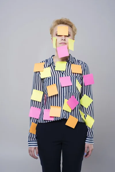 Многозадачная женщина с разноцветными бумагами — стоковое фото