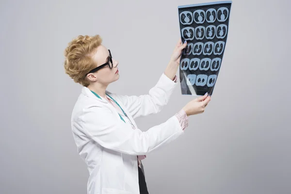 Dokter kijkt naar röntgenfoto. — Stockfoto