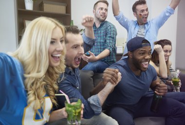 Arkadaşlar Şampiyonası izliyor 