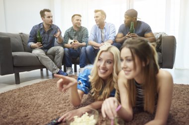 futbol maçı izlerken arkadaşlar 