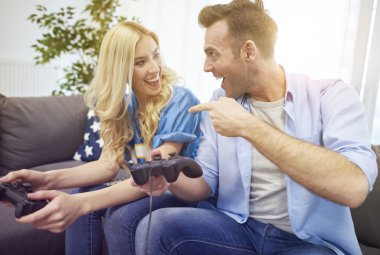 Bilgisayar oyunu oynayan çift