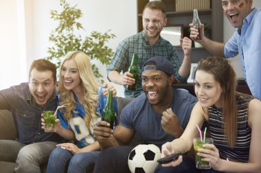 futbol maçı izlerken arkadaşlar 