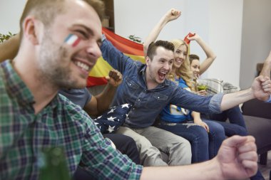 futbol maçı izlerken arkadaşlar 