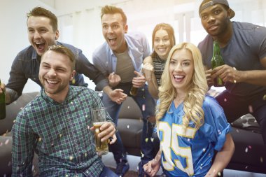 futbol maçı izlerken arkadaşlar 