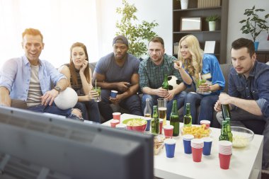 Futbol maçı izlerken arkadaşlar