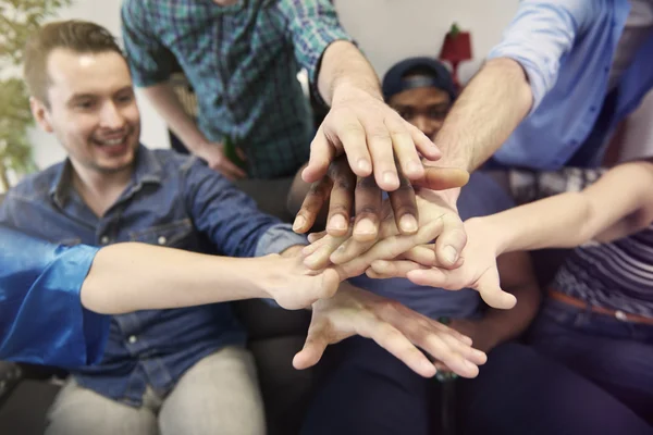 Gruppo di persone che si tengono per mano — Foto Stock