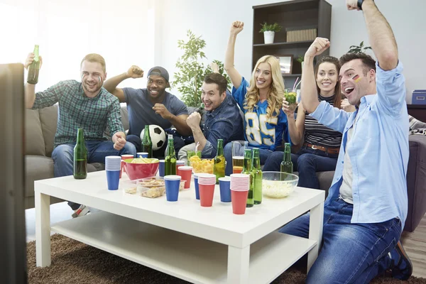 Gruppe von Freunden schaut Sport im Fernsehen — Stockfoto