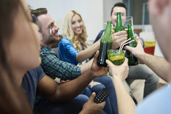 Vänner tittar på fotbollsmatch — Stockfoto