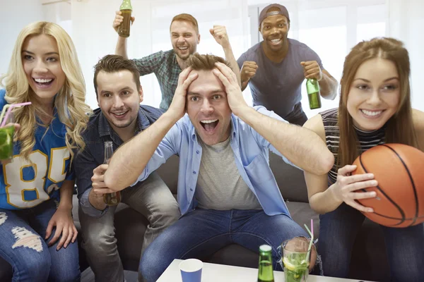 Amigos viendo el partido de baloncesto — Foto de Stock