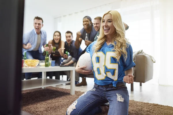 Vänner tittar på fotbollsmatch — Stockfoto