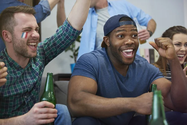 Amigos assistindo jogo de futebol — Fotografia de Stock