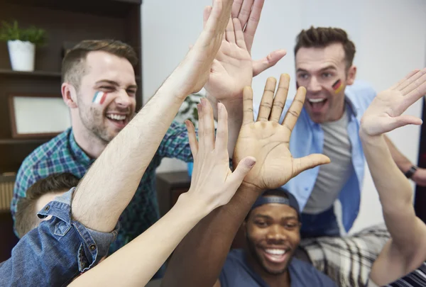 Freunde schauen Fußballspiel — Stockfoto