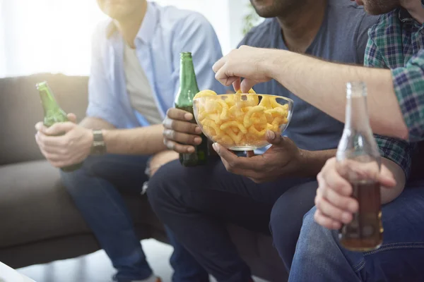 Män äter mellanmål under matchen — Stockfoto