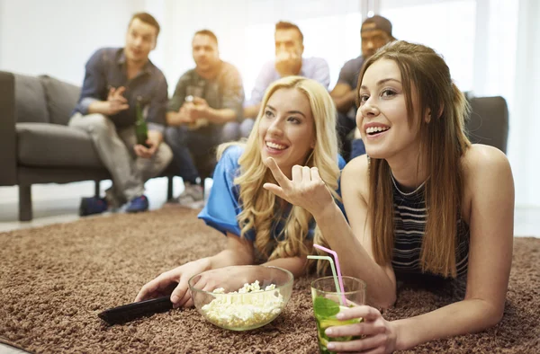 Amigos assistindo jogo de futebol — Fotografia de Stock