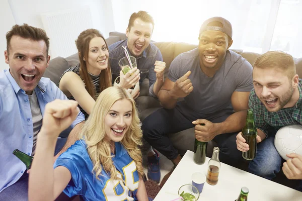 Amigos assistindo jogo de futebol — Fotografia de Stock