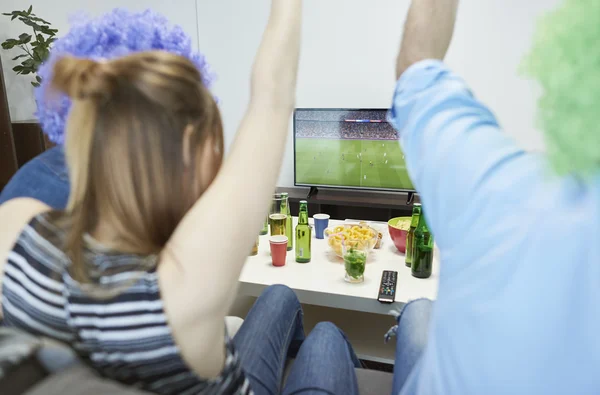 Freunde schauen Fußballspiel — Stockfoto
