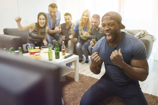 Vänner tittar på fotbollsmatch — Stockfoto