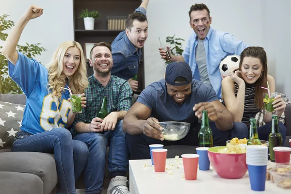 Freunde schauen Fußballspiel — Stockfoto