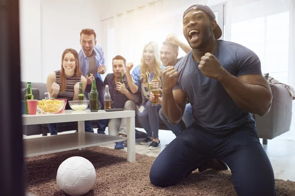 Fans av fotboll i vardagsrummet — Stockfoto