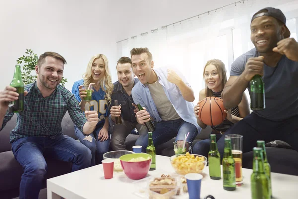 Great evening with friends and basketball — Stock Photo, Image