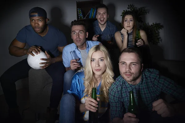 Amigos assistindo jogo de futebol — Fotografia de Stock