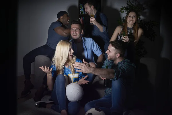 Vrienden kijken naar voetbalwedstrijd — Stockfoto