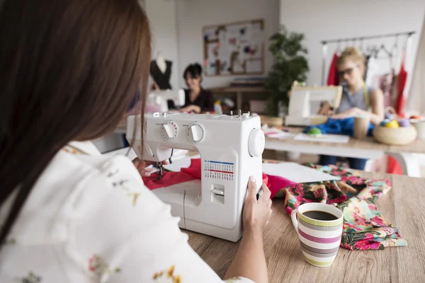 Costura de las mujeres en el taller — Foto de Stock