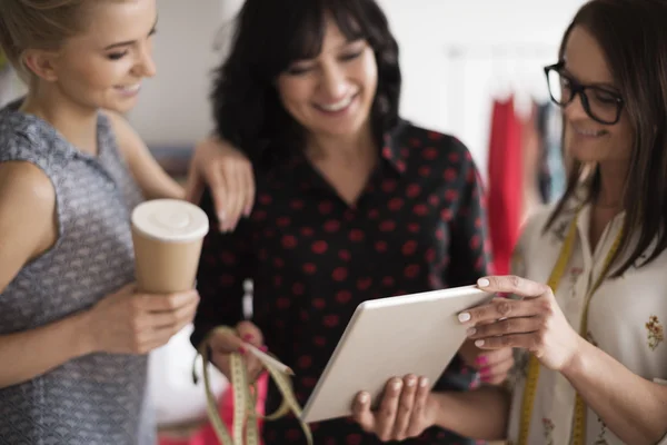 Ny teknik i women's business — Stockfoto