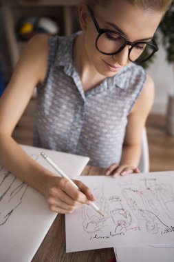 Moda Tasarımcısı çalışması sırasında