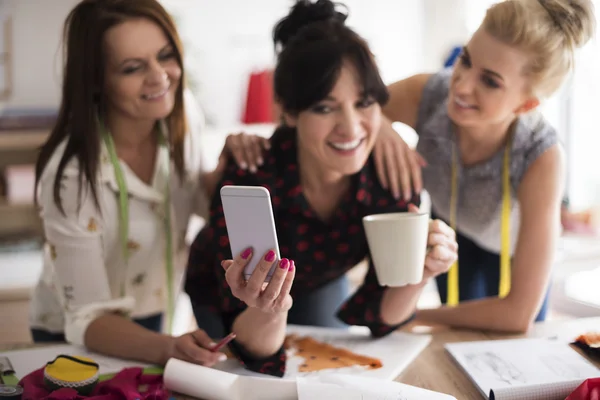 Créateurs de mode pendant le travail — Photo