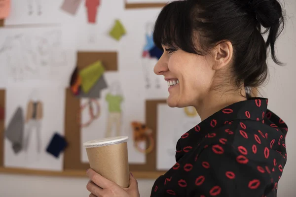 Empresária sorridente com café — Fotografia de Stock