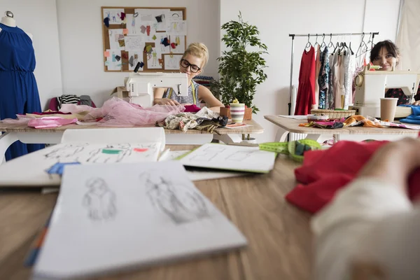 Los sastres profesionales en su trabajo — Foto de Stock