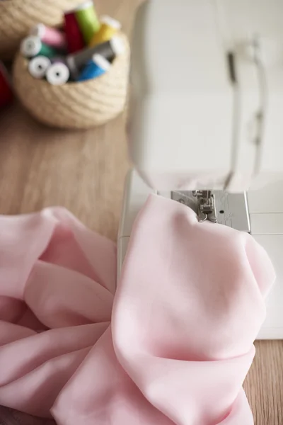 Máquina de coser y tela rosa — Foto de Stock