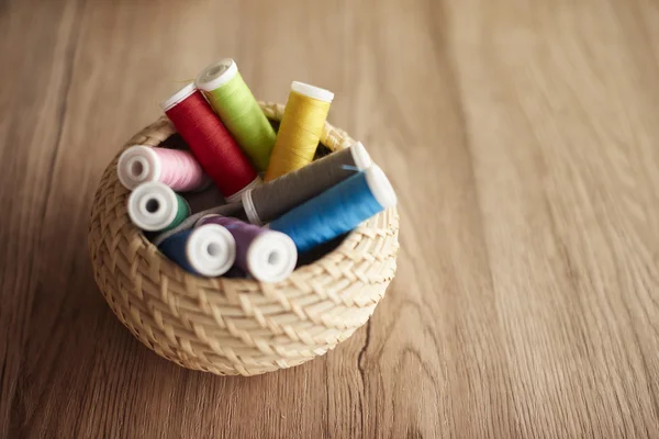 Bobines de fil colorées dans le panier — Photo