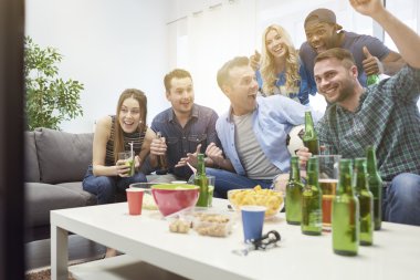 Maç sırasında arkadaşlarıyla parti 