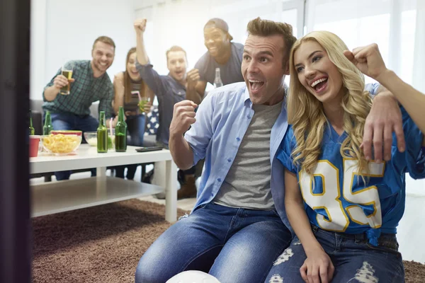 Freunde schauen Fußballspiel. — Stockfoto