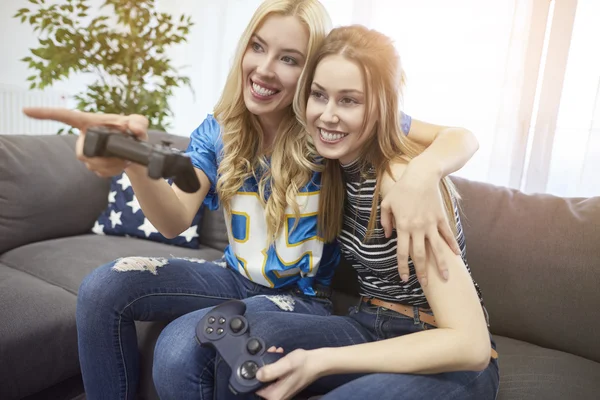 Chicas jugando videojuego — Foto de Stock