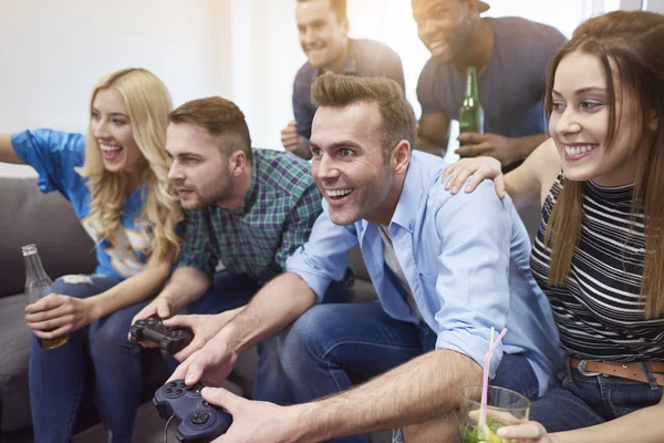 Friends playing video game — Stock Photo, Image