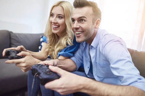 Paar spielt Videospiel — Stockfoto