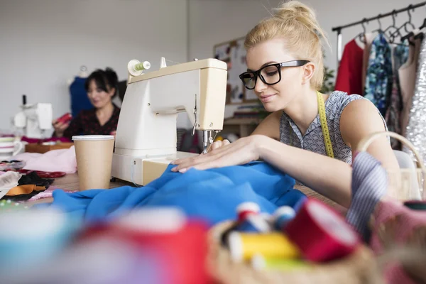 Diseñadores de moda durante el trabajo — Foto de Stock