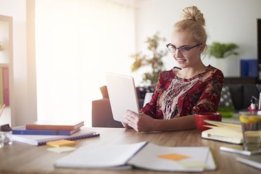 İş yerinde dijital tablet kullanan kadın.  