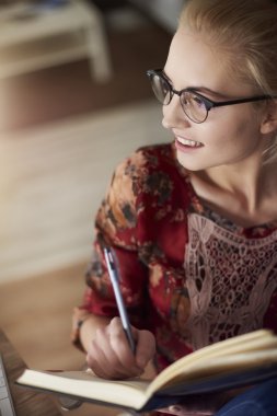 Kadın ilginç notlar yazma 