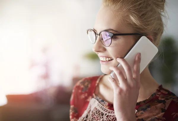 Lachende freelancer praten via de mobiele telefoon — Stockfoto